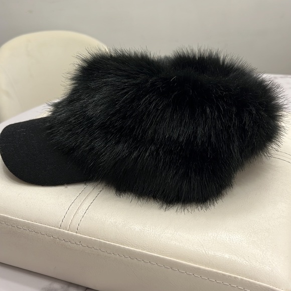 Winter cap w faux fur black BCBG - Picture 3 of 7